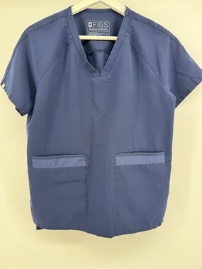 Casma Three-Pocket Scrub Top‎
